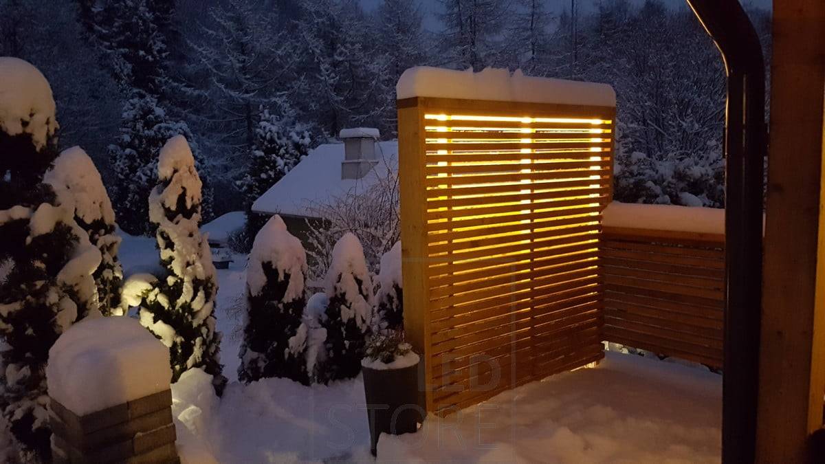 Eclairage d'ambiance indirect dans la cour, bande LED à l'intérieur de la clôture. Ledstore.fi