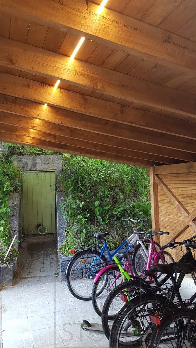 Ruban de leds illuminant magnifiquement une housse de vélo. Ledstore.fi