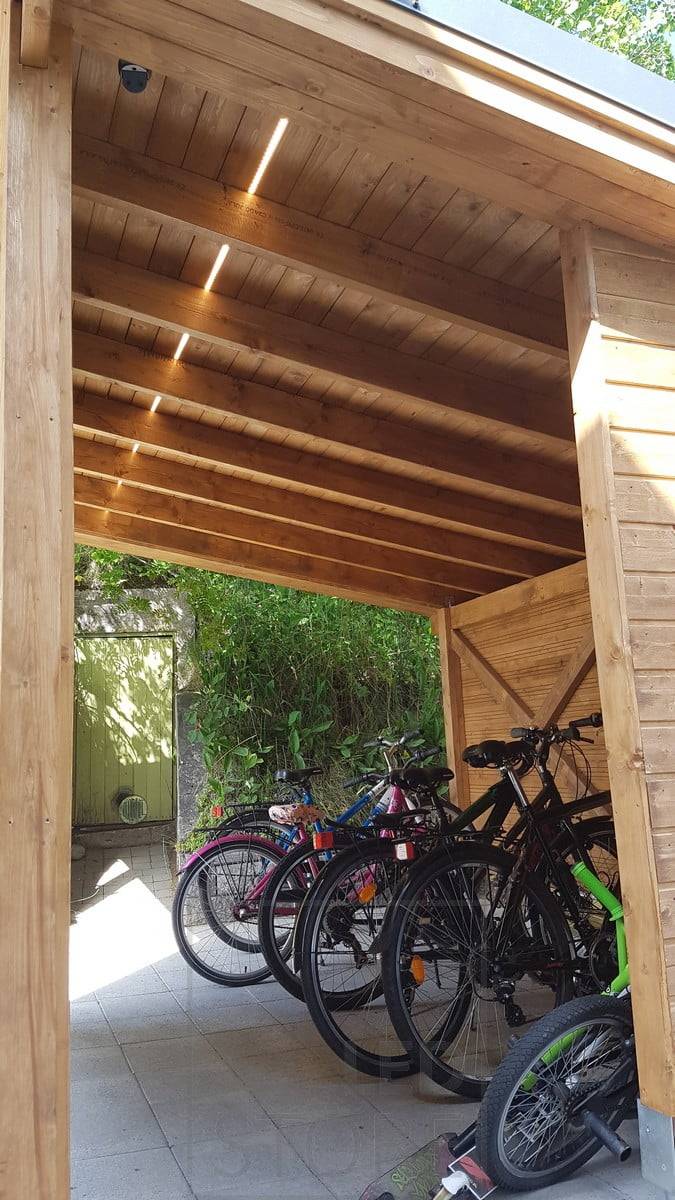 Bande LED à profil bas pour l'éclairage d'une housse de vélo. Ledstore.fi
