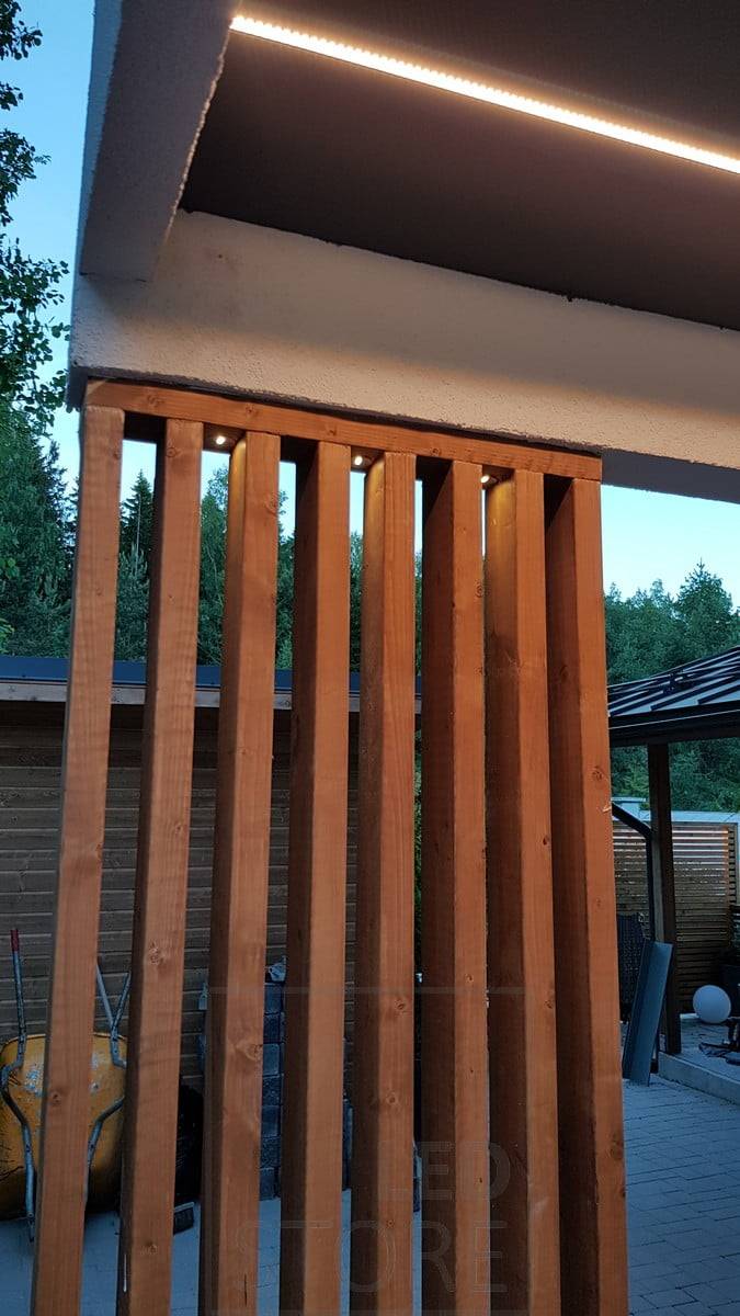 Bande lumineuse surbaissée dans un carport. Ledstore.fi