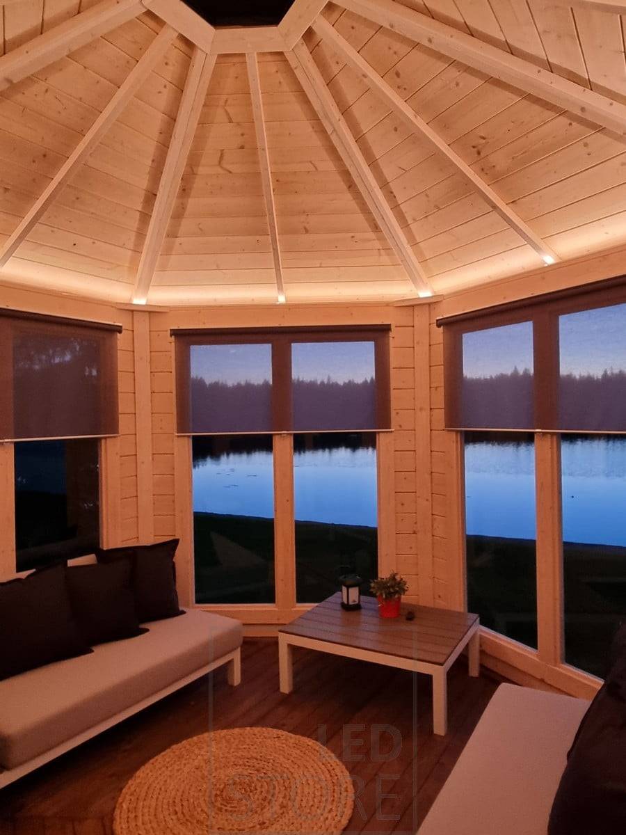 Un beau plafond accentué par un éclairage indirect, créant une lumière d'ambiance dans l'espace. Ledstore.fi