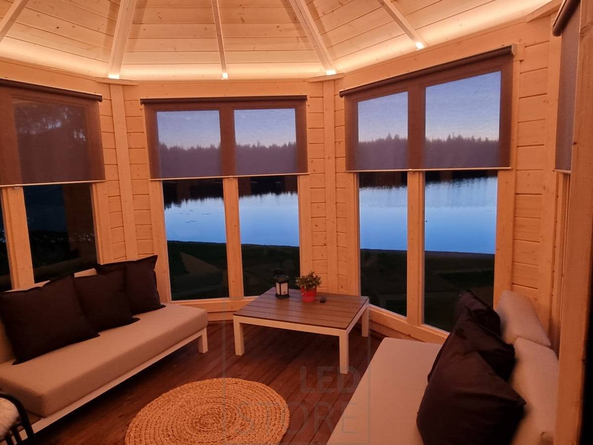 Un beau plafond accentué par des éclairages, créant une lumière d'ambiance dans l'espace. Ledstore.fi