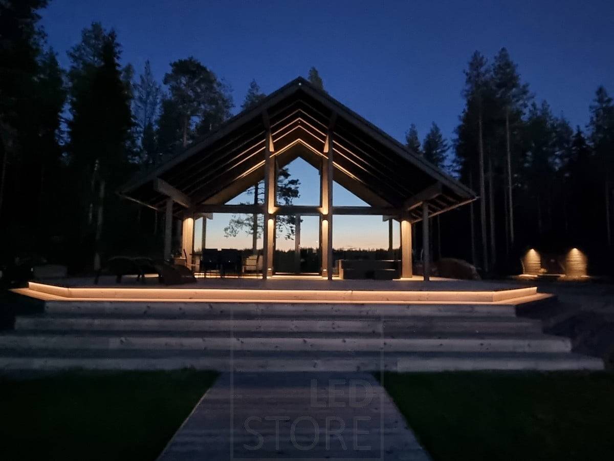 Éclairage extérieur polyvalent avec une bande LED sur l'escalier et des appliques murales. Les appliques murales éclairent dans deux directions en hauteur et dans une direction en contrebas. Ledstore.fi
