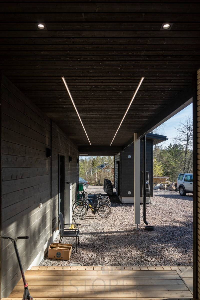 A l'entrée, des spots au plafond, dans l'auvent, des bandes de leds éclairant le profil de surface. Ledstore.fi