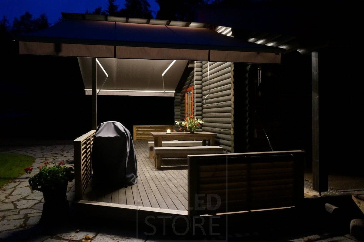 Ruban de LED au milieu de la canopée créant un éclairage agréable et atmosphérique pour la terrasse. Ledstore.fi