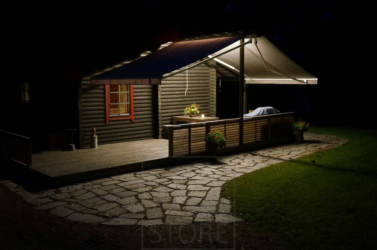 Une bande de LED au milieu de l'auvent éclaire la terrasse avec un éclairage général d'ambiance. Ledstore.fi