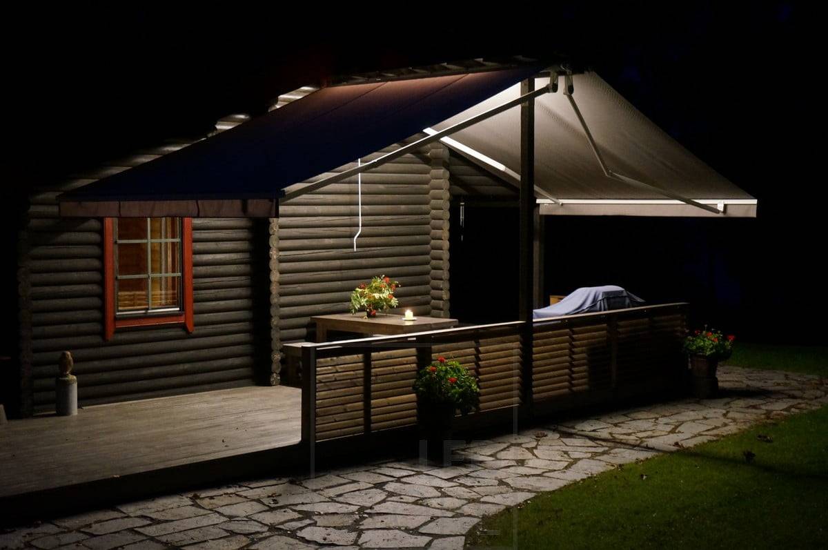 Bande LED sur l'auvent créant un éclairage général d'ambiance pour la terrasse. Ledstore.fi