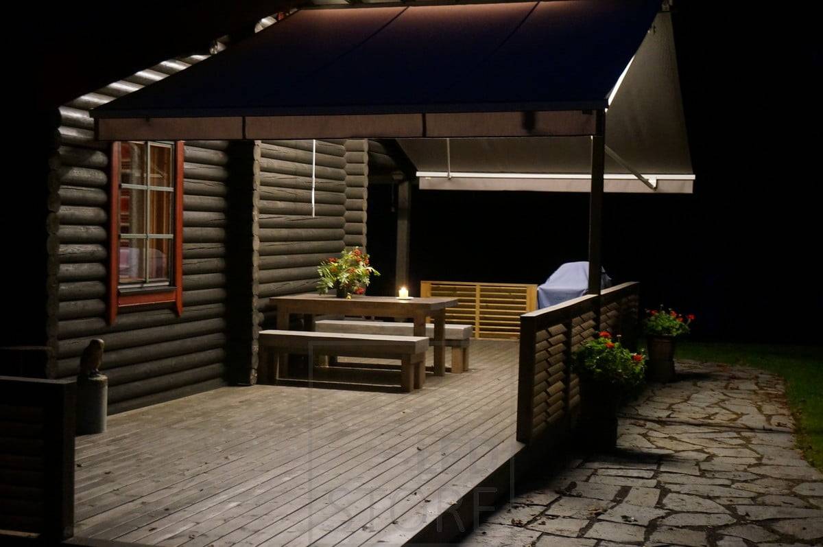 Bande LED au milieu de l'auvent créant un éclairage général d'ambiance pour la terrasse. Ledstore.fi