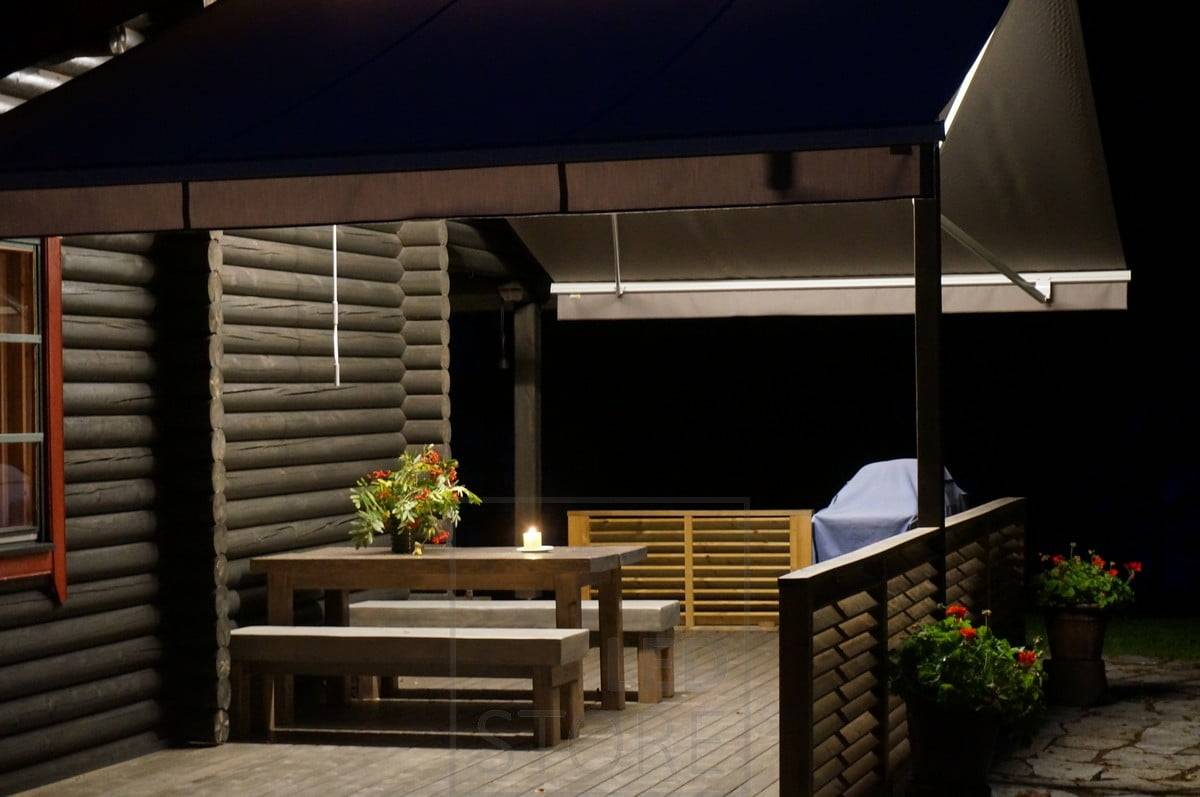 Bande LED sur l'auvent créant un éclairage général d'ambiance pour la terrasse. Ledstore.fi