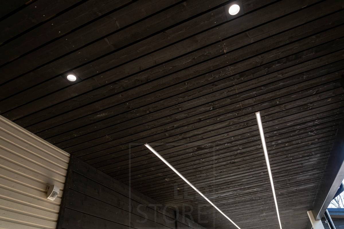 Des spots et des bandes LED pour éclairer un auvent extérieur. Ledstore.fi