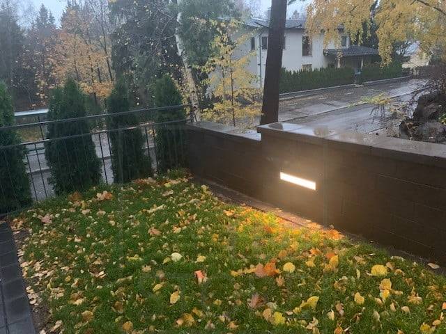 Ruban de leds encastré dans le mur, créant un bel éclairage d'ambiance. Ledstore.fi