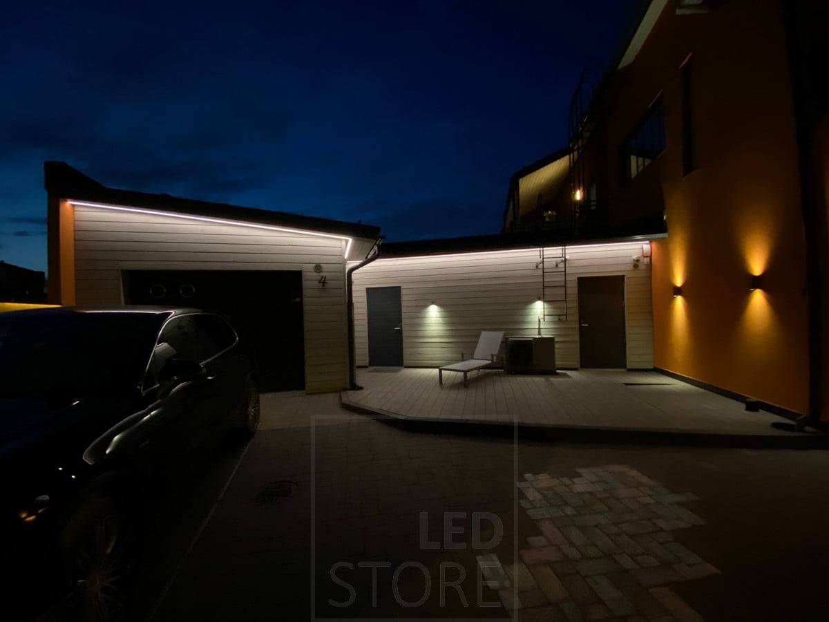 Un ruban de LED sur la façade du bâtiment, créant une lumière lunatique sur la façade. Ledstore.fi