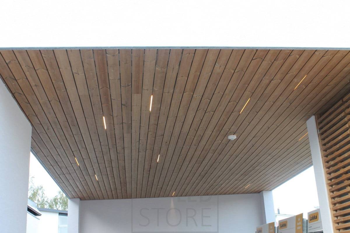 Des bribes de bande LED entre les panneaux du plafond créent un éclairage atmosphérique et expressif. Ledstore.fi