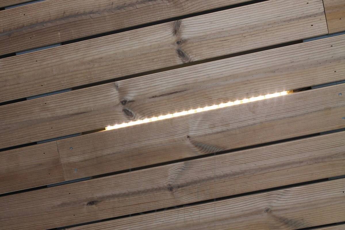 Eclairage extérieur avec des bandes de leds entre les panneaux. Ledstore.fi