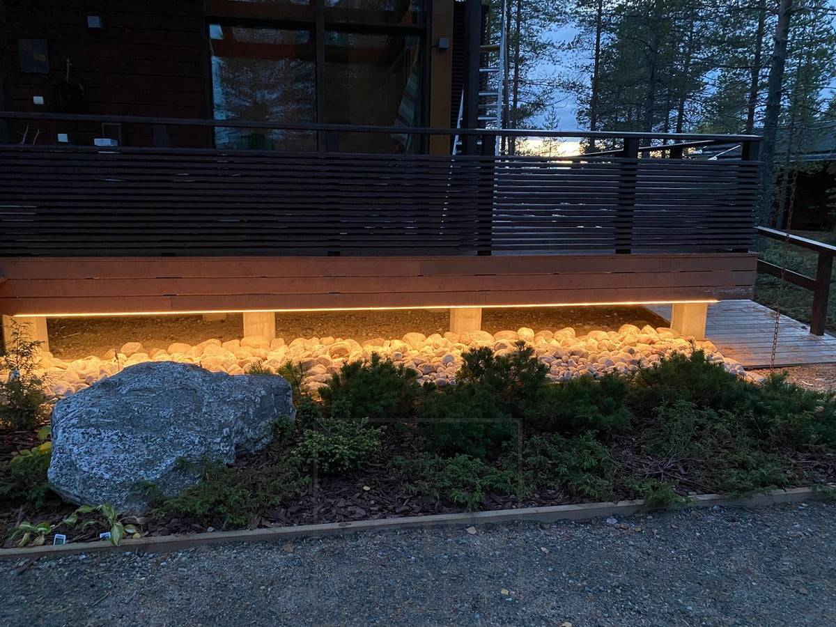 Eclairage indirect Moody pour éclairer la façade et le bord de la terrasse. Ledstore.fi
