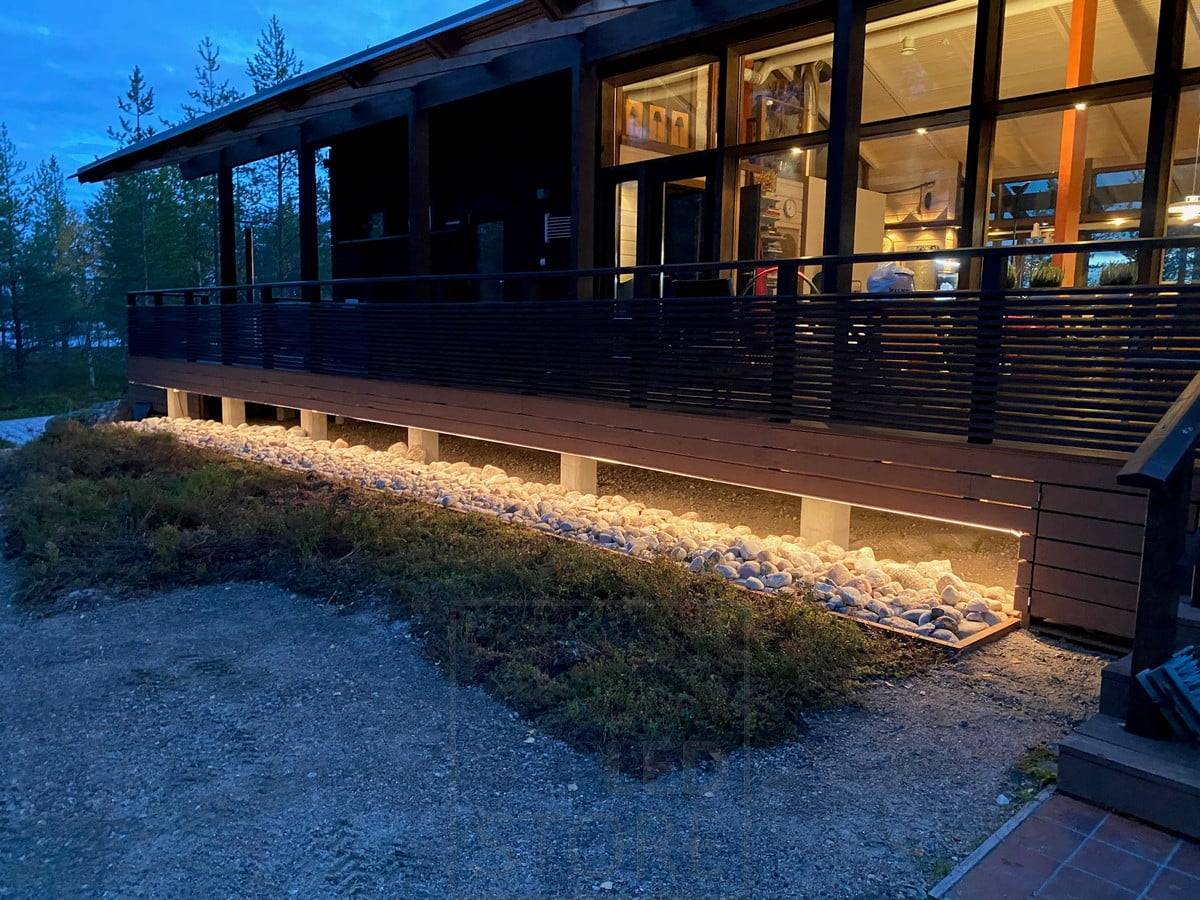Eclairer la façade et le bord de la terrasse avec un éclairage indirect d'ambiance, une bande de LED dans une surface à profil bas. Ledstore.fi