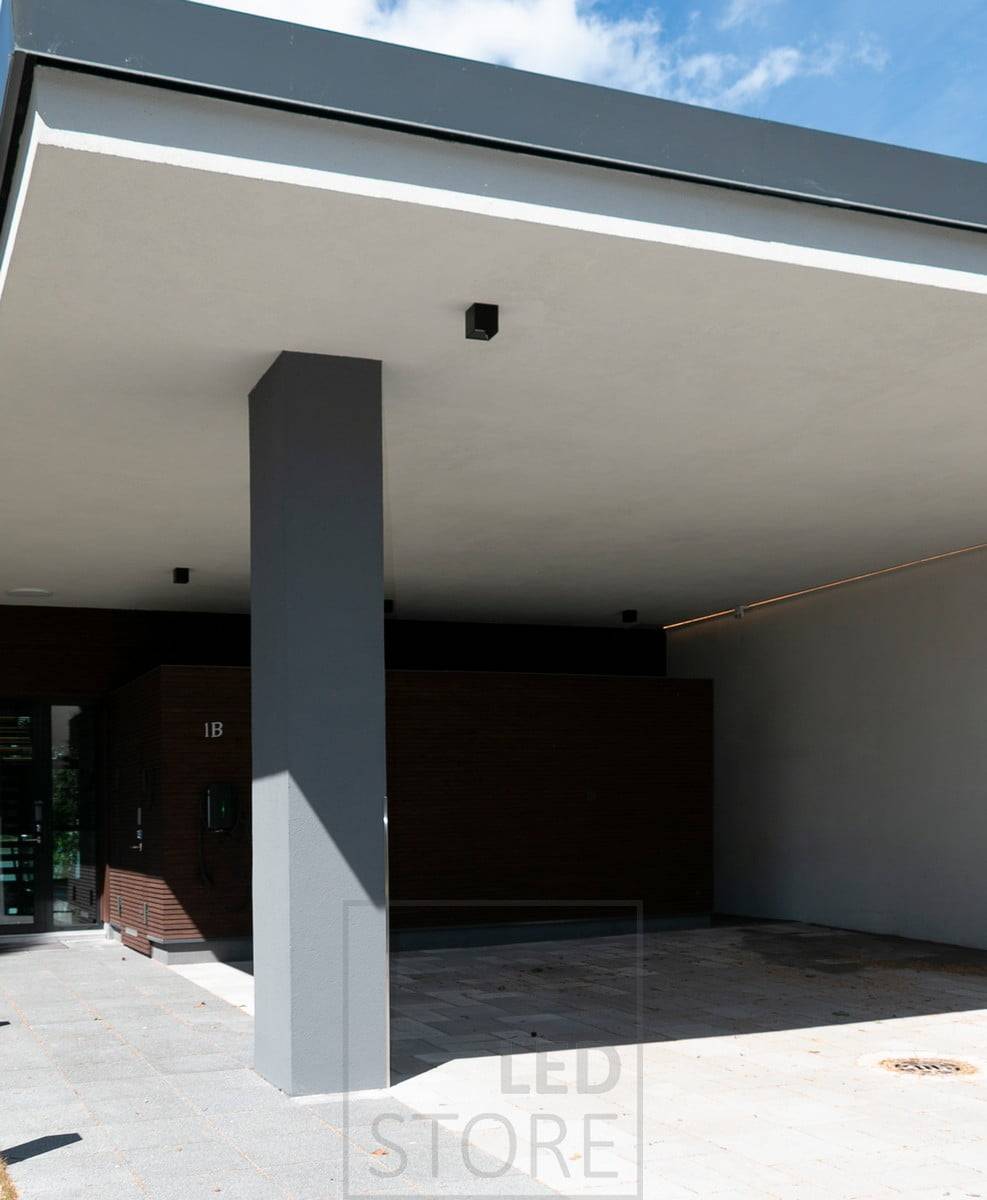 Plafond extérieur avec spots de surface et bande LED à côté du mur. Ledstore.fi