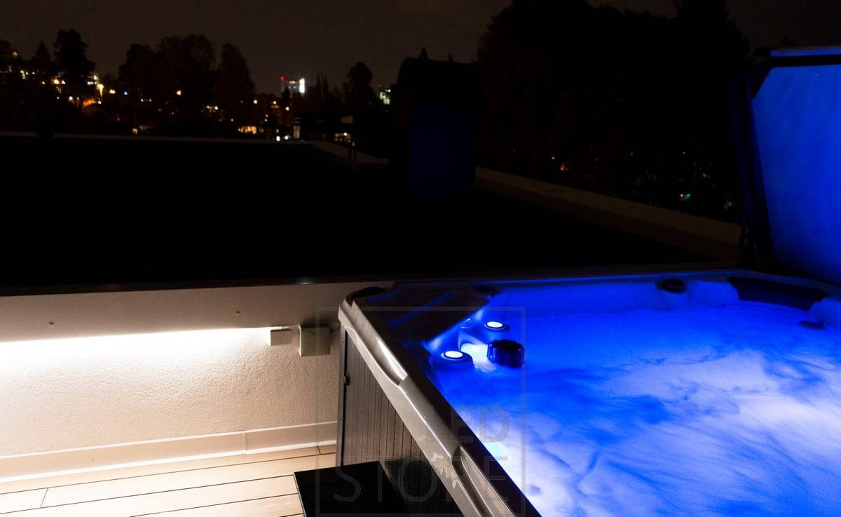 A l'extérieur, sous la balustrade, un bandeau de leds éclaire la terrasse d'une lumière indirecte. Ledstore.fi