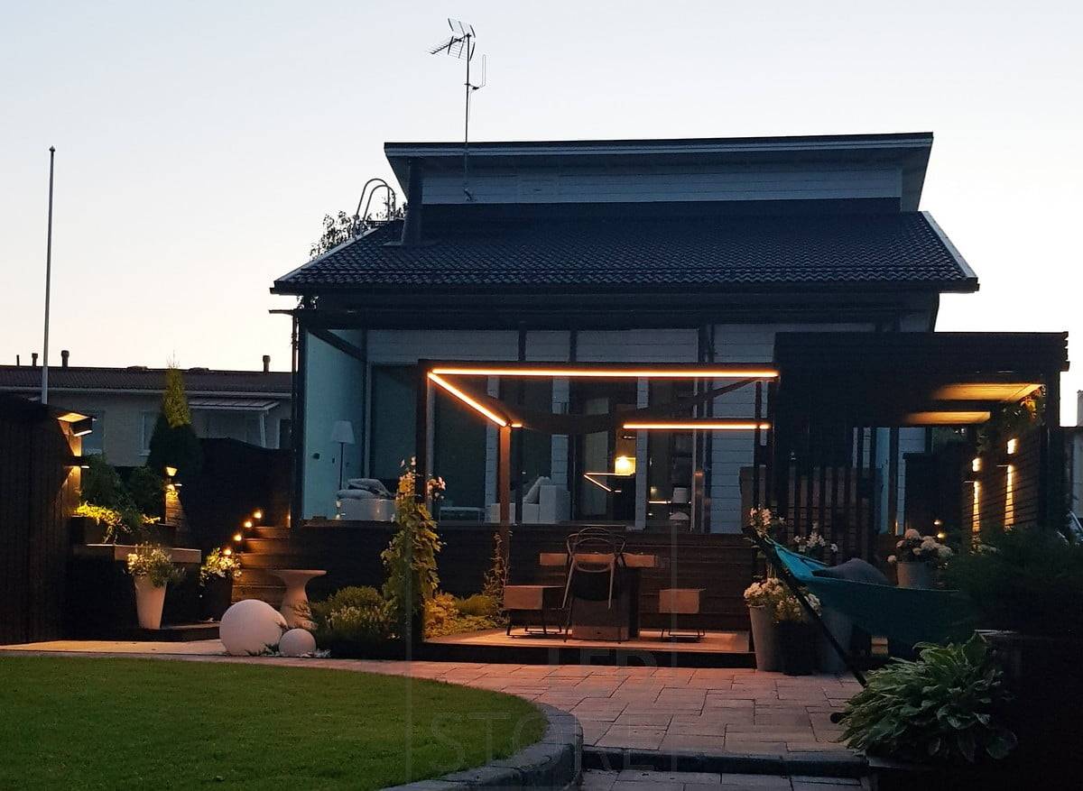 Ruban de leds autour de la salle à manger, les autres éclairages extérieurs sont des appliques et des bornes, créant ainsi un ensemble polyvalent. Ledstore.fi