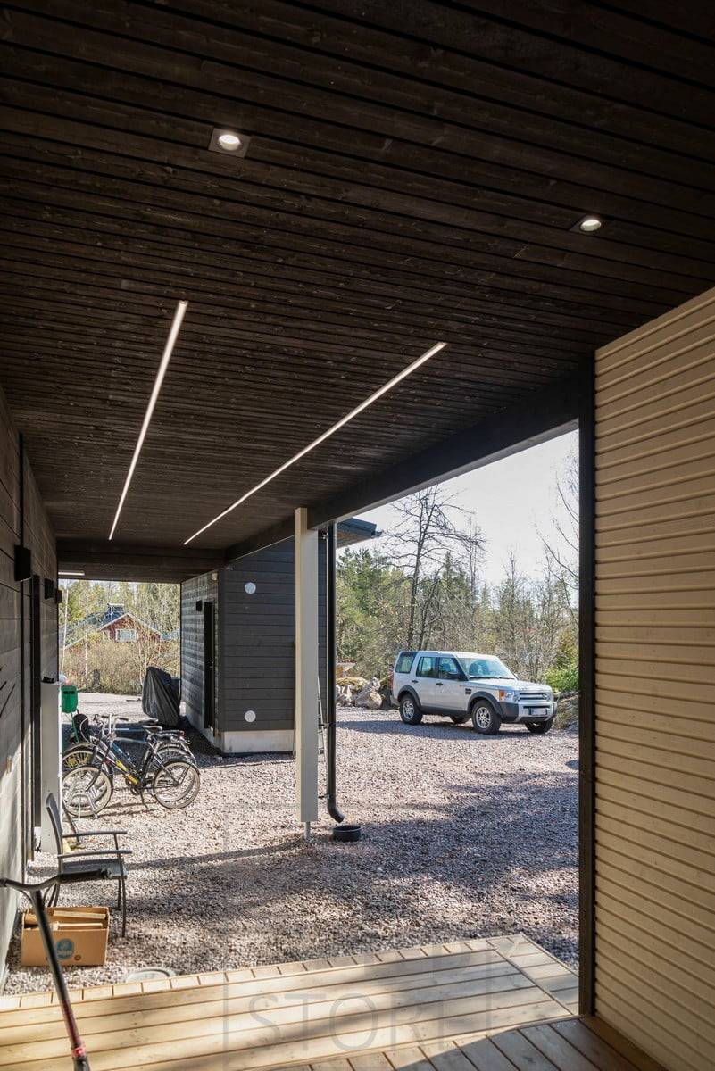 Spots à l'entrée, bandes de leds sur l'auvent. Ledstore.fi