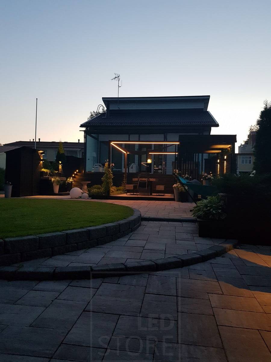 Bande LED d'extérieur autour de la salle à manger, les autres éclairages d'extérieur sont les appliques murales et les bornes lumineuses. Ledstore.fi