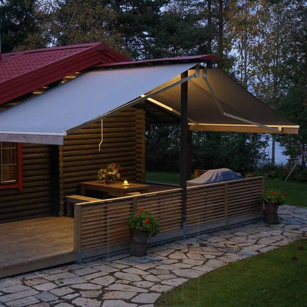 Eclairage avec des bandes LED dans un auvent extérieur. Ledstore.fi