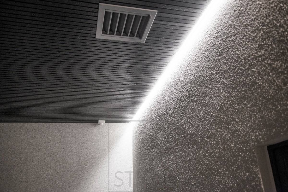 Lumière indirecte à l'extérieur. Bande LED entre le plafond et le mur, éclairant une lumière indirecte atmosphérique. Ledstore.fi