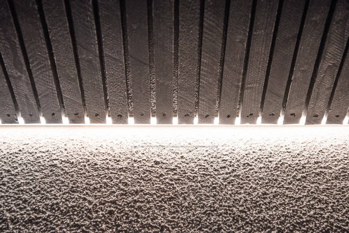 Eclairage indirect à l'extérieur dans une rainure entre le toit et le mur. Ledstore.fi
