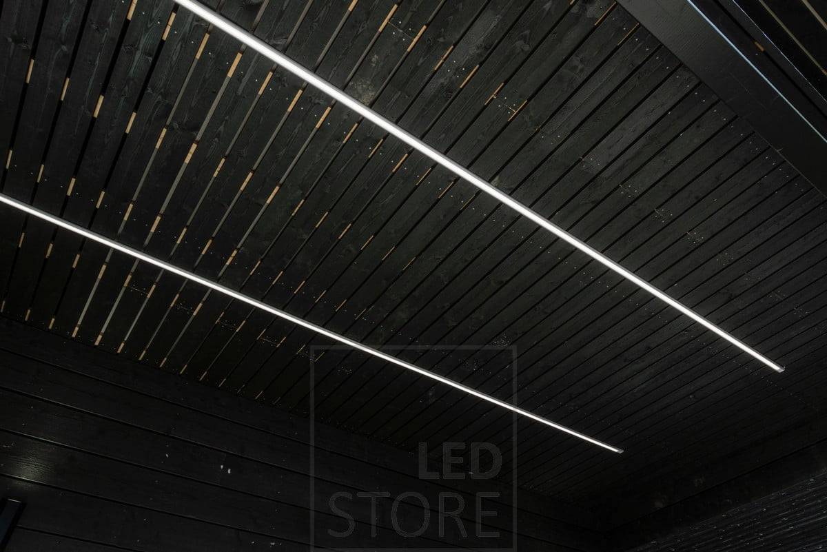 Ruban de LED dans le profil bas du toit. Ledstore.fi