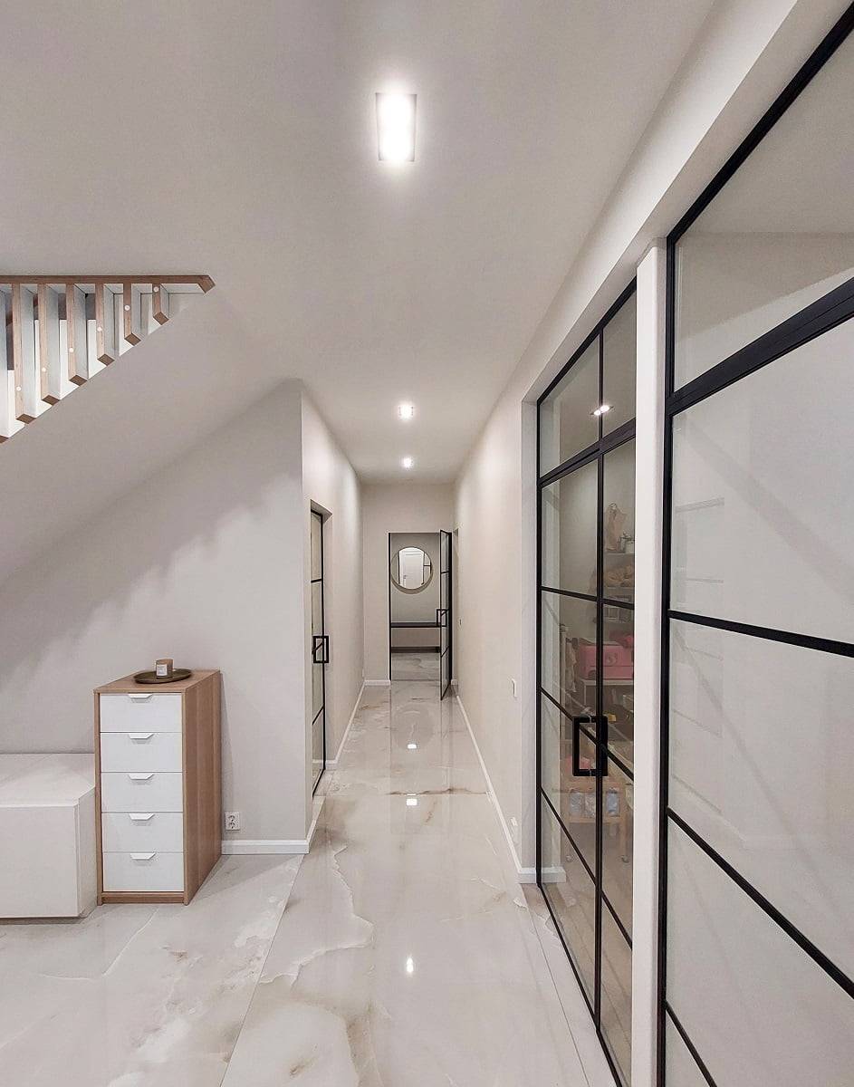 Dans le couloir, les luminaires poursuivent le design DoubleCantilever. ledStore.fi