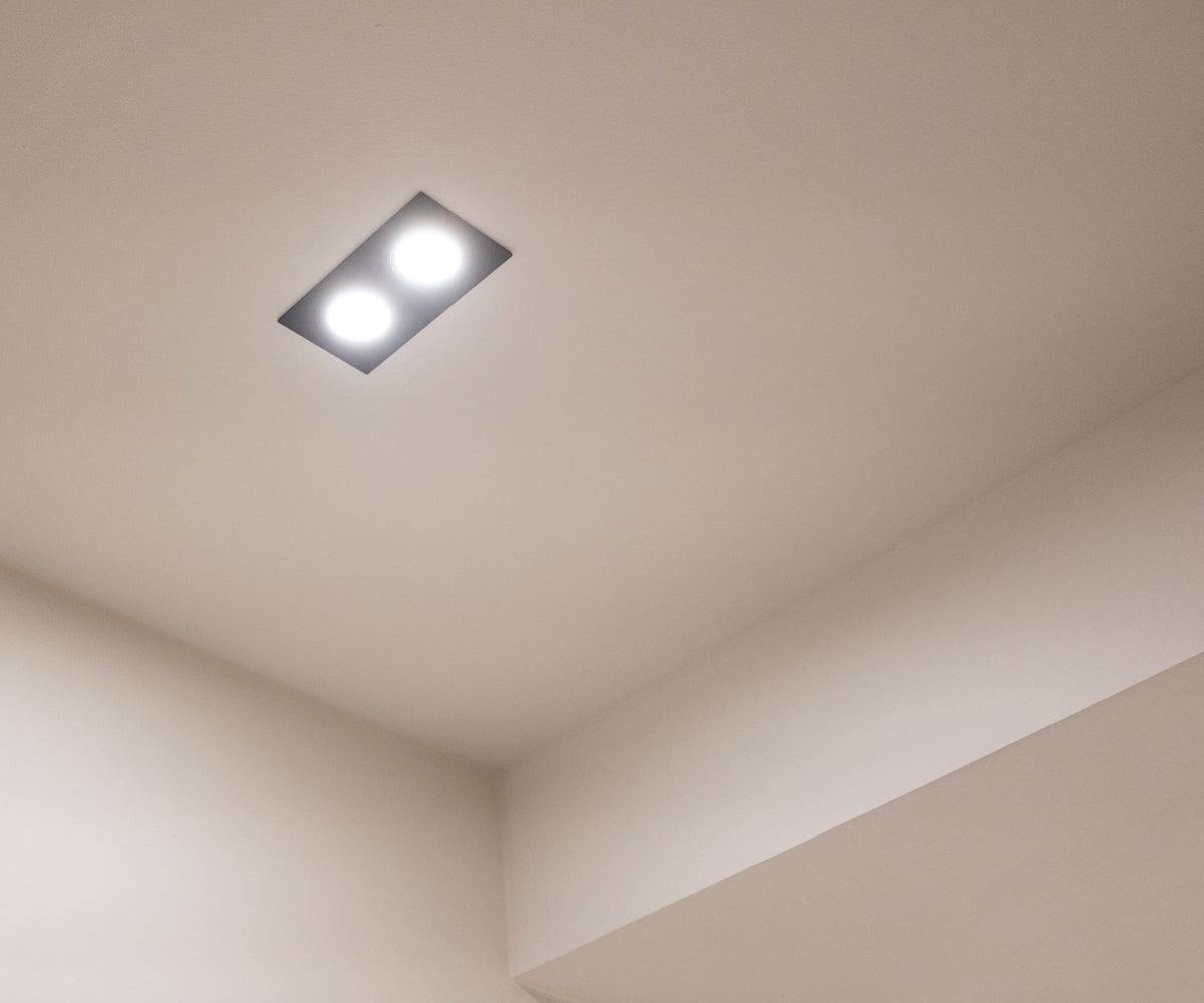 Les spots sont dotés d'un cadre noir, ce qui leur confère une touche décorative. © LedStore.fi