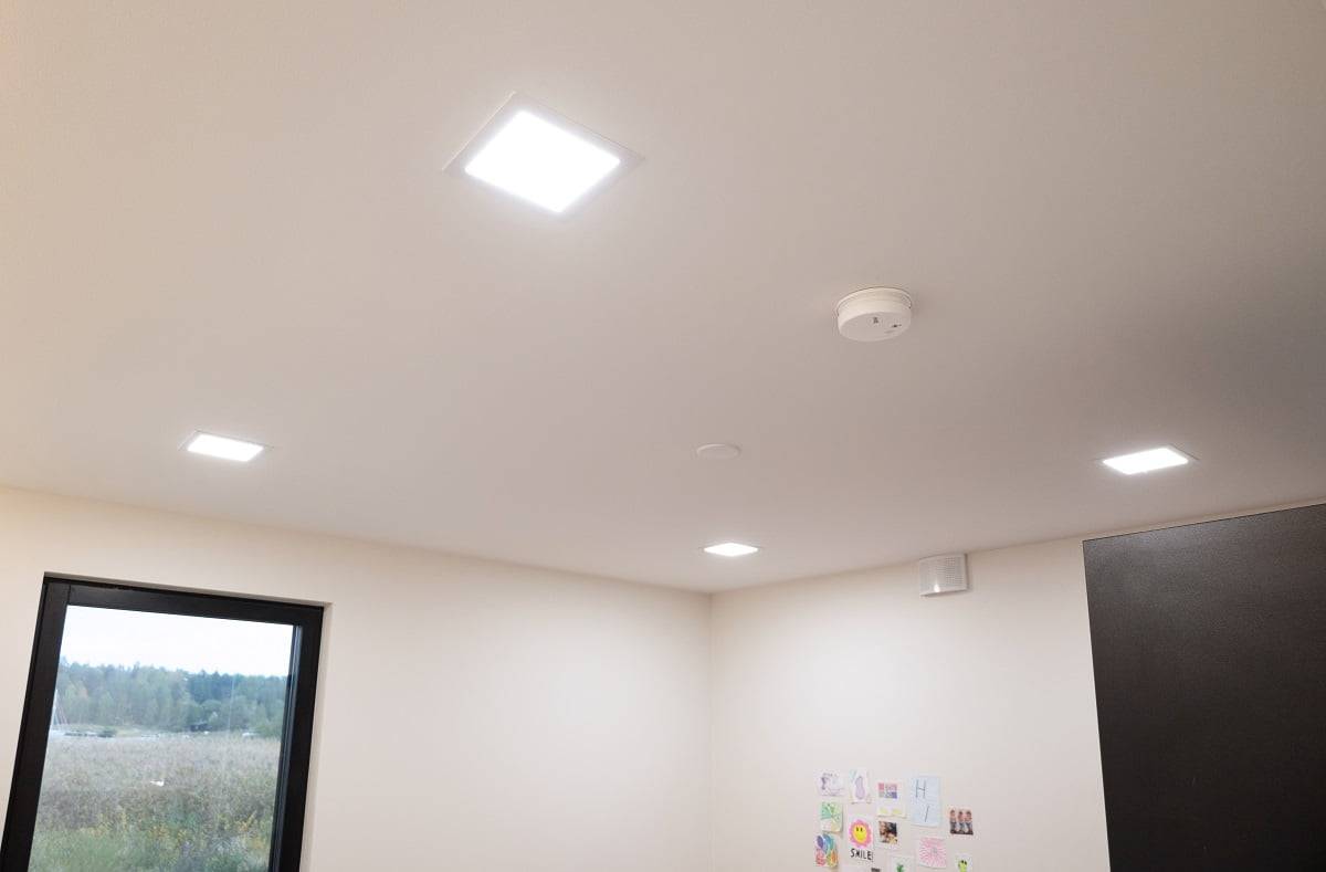 4 panneaux LED ont été installés dans la salle. ledStore.fi