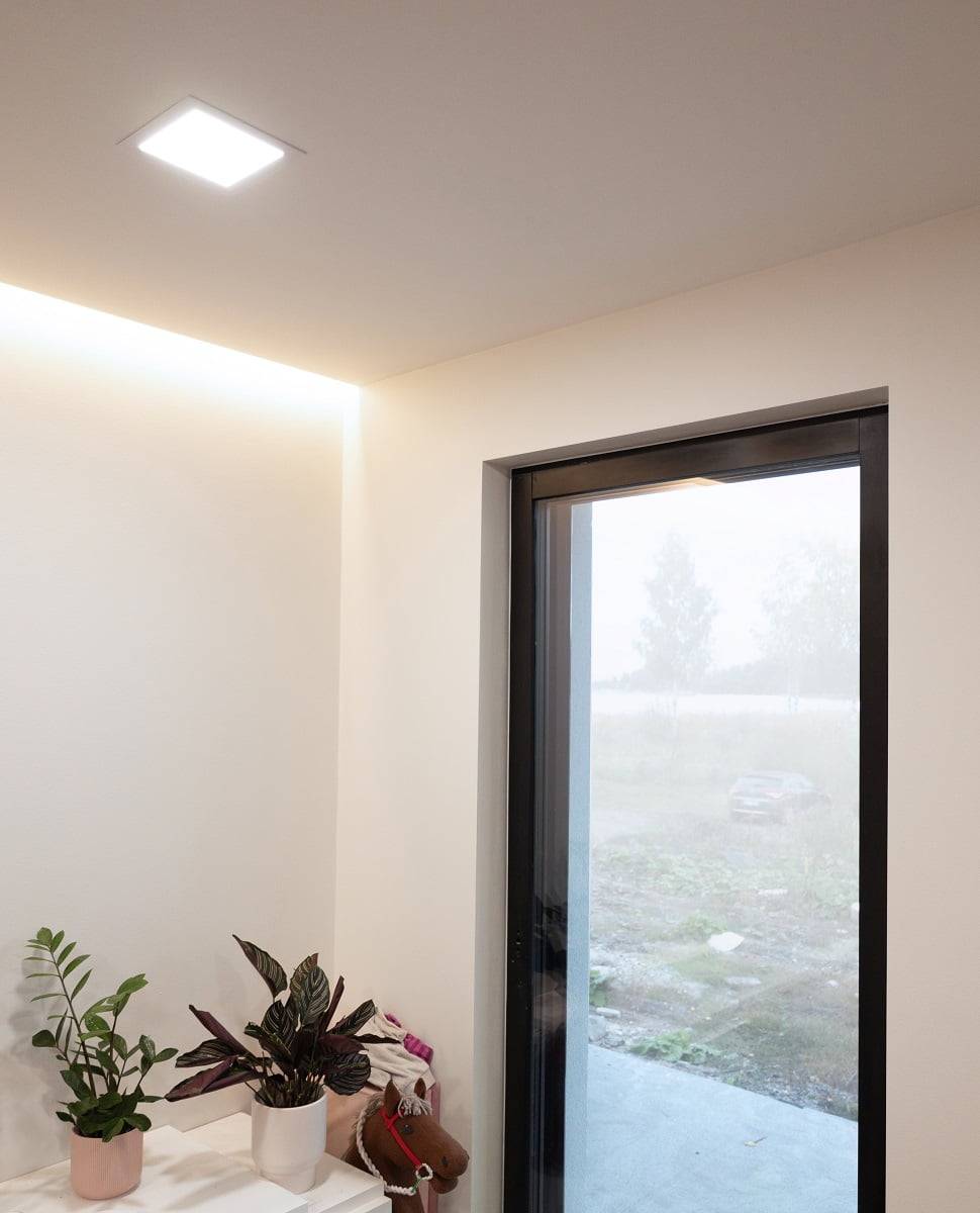 L'éclairage graduable et adaptable d'une chambre d'enfant a été créé en combinant des panneaux et des bandes de LED. ledStore.fi