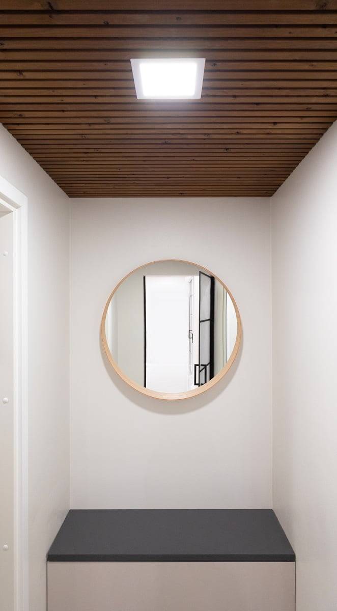 Le luminaire Panel 200 éclaire également l'extrémité du couloir afin que l'espace ne soit pas laissé dans l'ombre. ledStore.fi