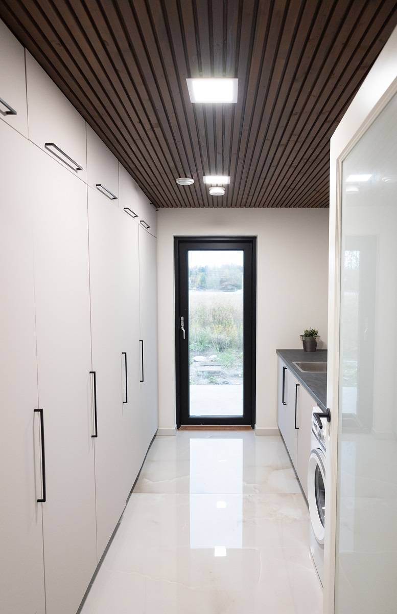 La buanderie doit disposer de suffisamment de lumière pour pouvoir travailler. L'espace est équipé de 2 luminaires Paneeli 200. © LedStore.fi