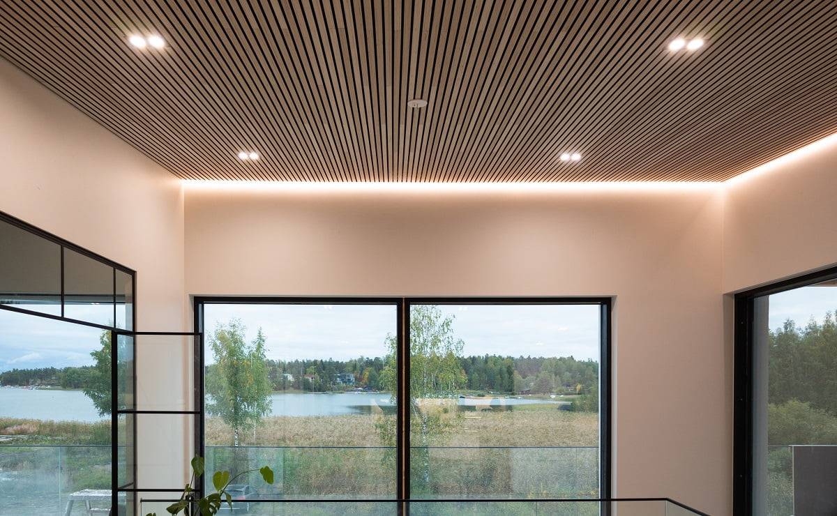 Les bandes lumineuses à Led apportent une belle lumière le long du mur. Des spots à double bras de levier assurent l'éclairage général. ledStore.fi