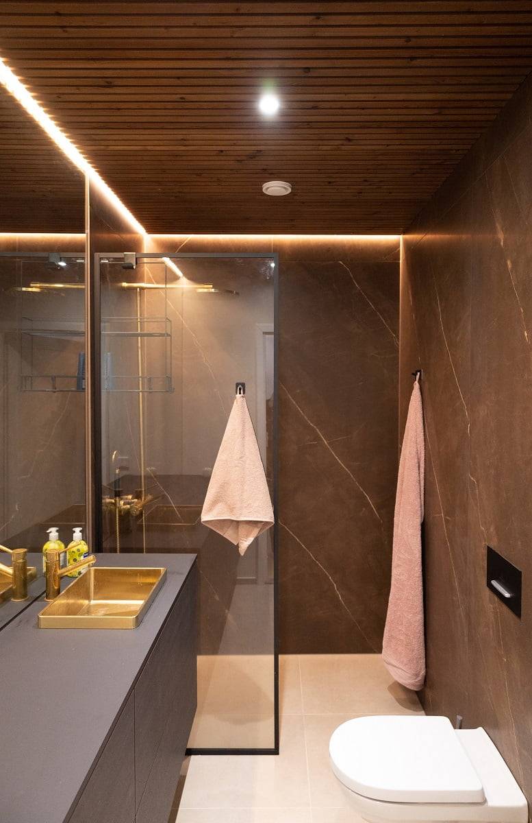 Dans la salle de bains, la lumière est apportée sur toute la longueur du miroir par une bande LED indirecte dans un profilé d'angle. Les spots sont positionnés le long de la ligne médiane. ledStore.fi