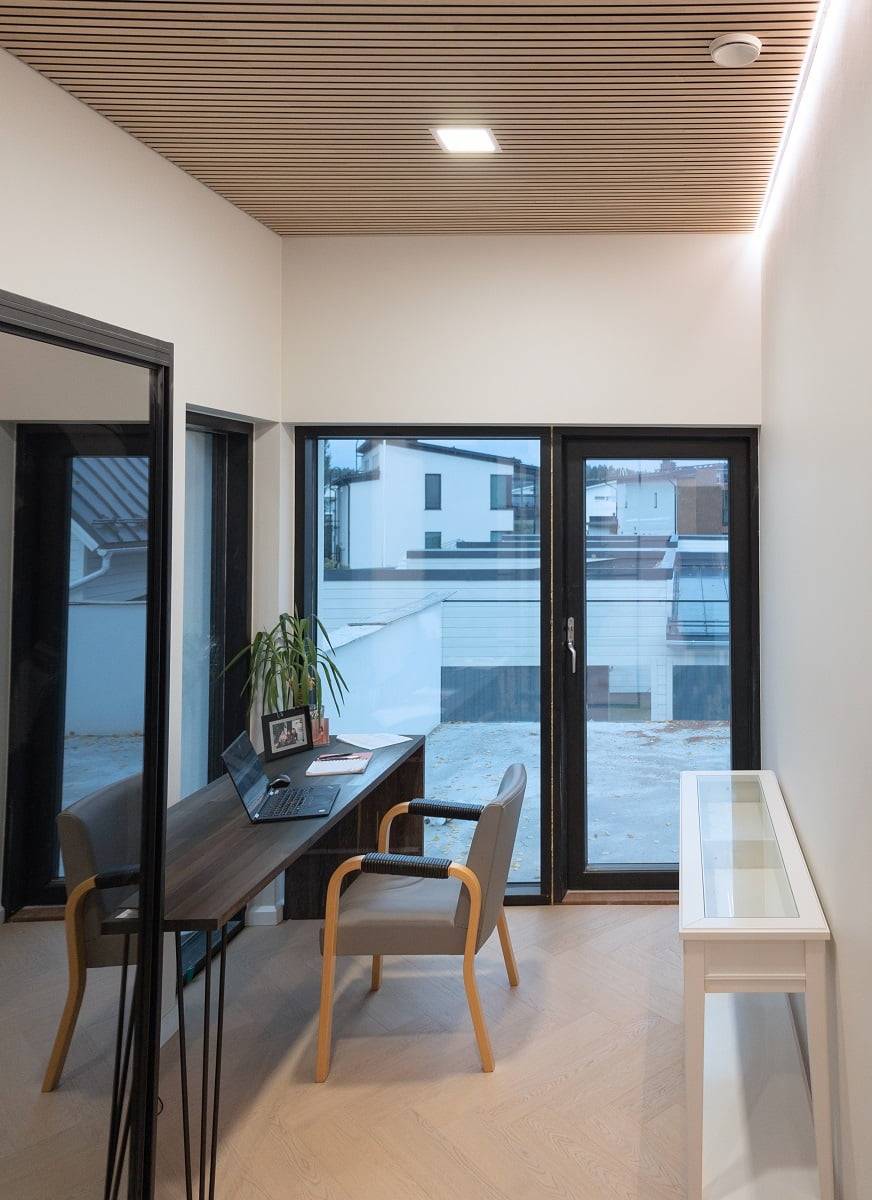 L'éclairage de la salle de travail utilise à la fois un éclairage ponctuel et une lumière indirecte. ledStore.fi