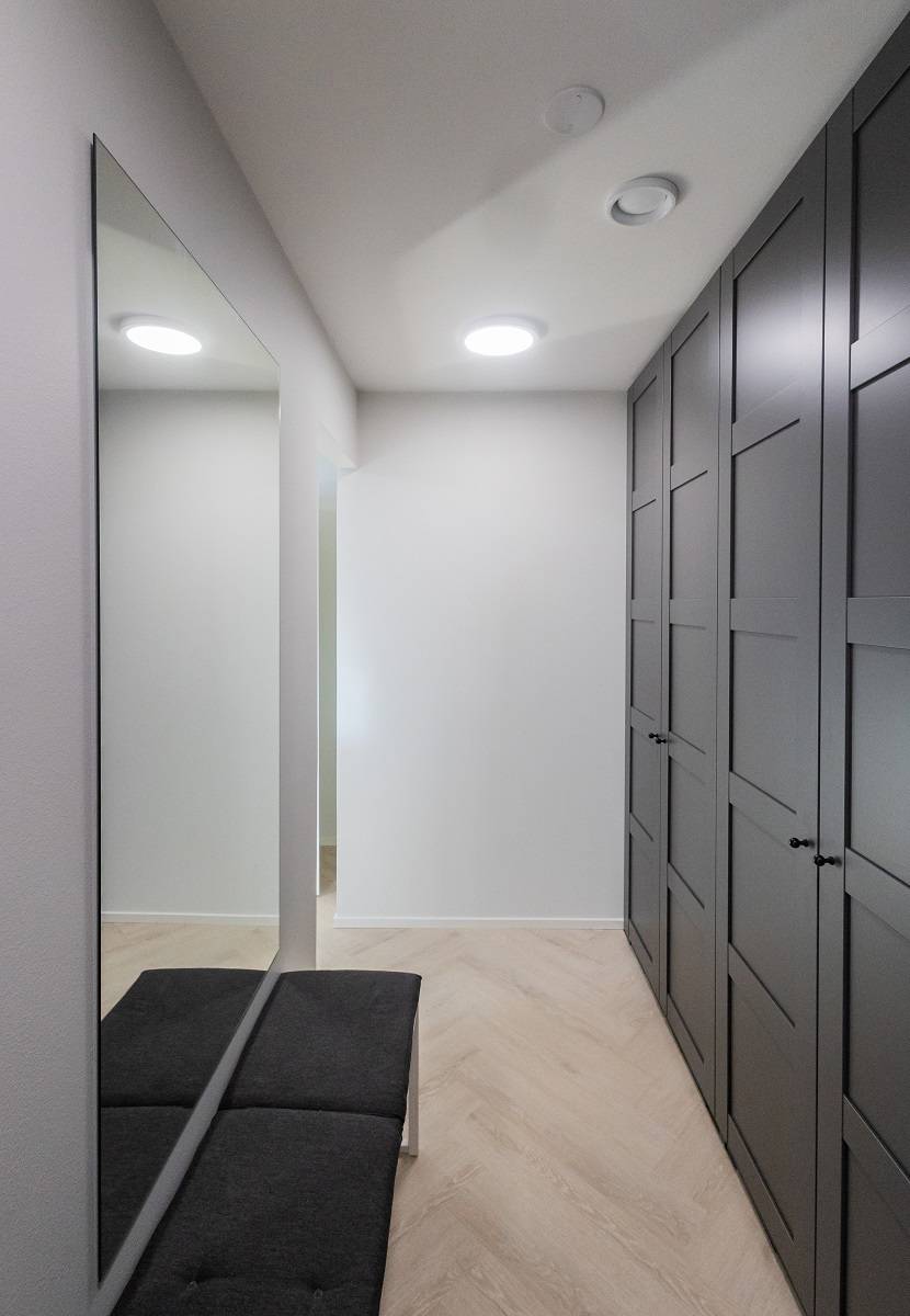 Plafond led en saillie dans une armoire