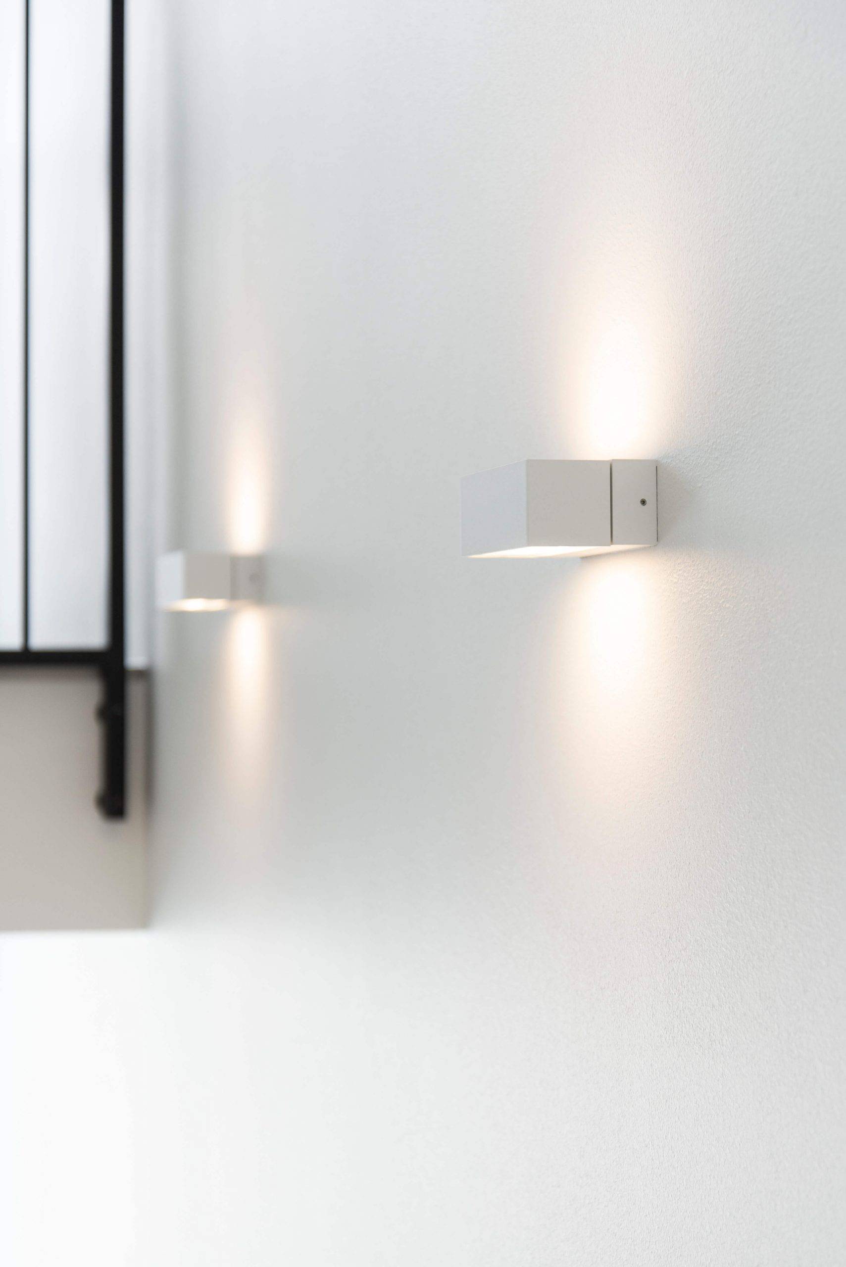 Logo LED STORE sur un fond vert et un carré blanc, mettant en valeur les solutions d'éclairage à faible consommation d'énergie pour les espaces modernes.
