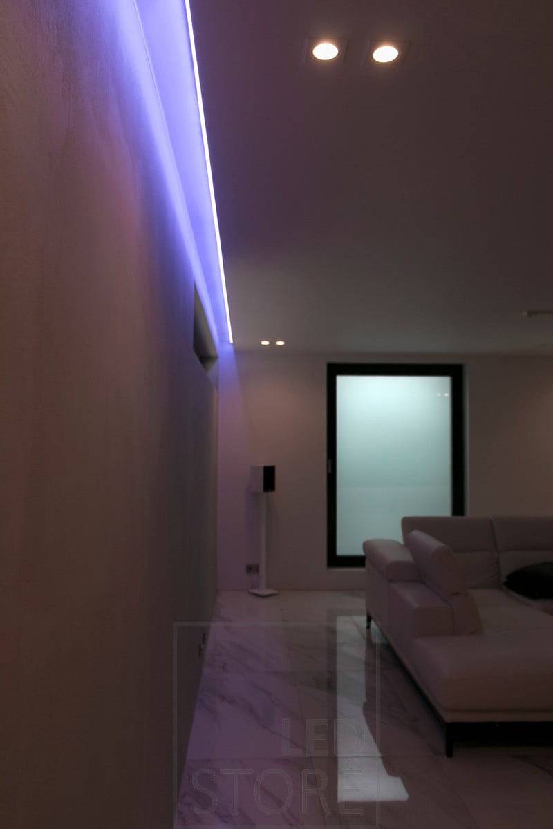 Ruban lumineux RVB+W réglable en couleur-créant un éclairage d'ambiance unique
