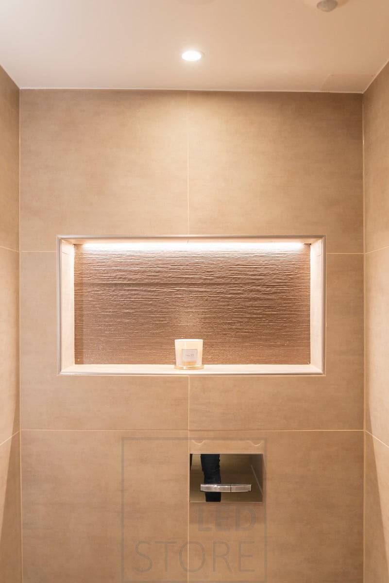 Etagère encastrée éclairée par une bande LED, crée une belle et agréable lumière indirecte dans l'espace et met en valeur le renfoncement. Ledstore.fi