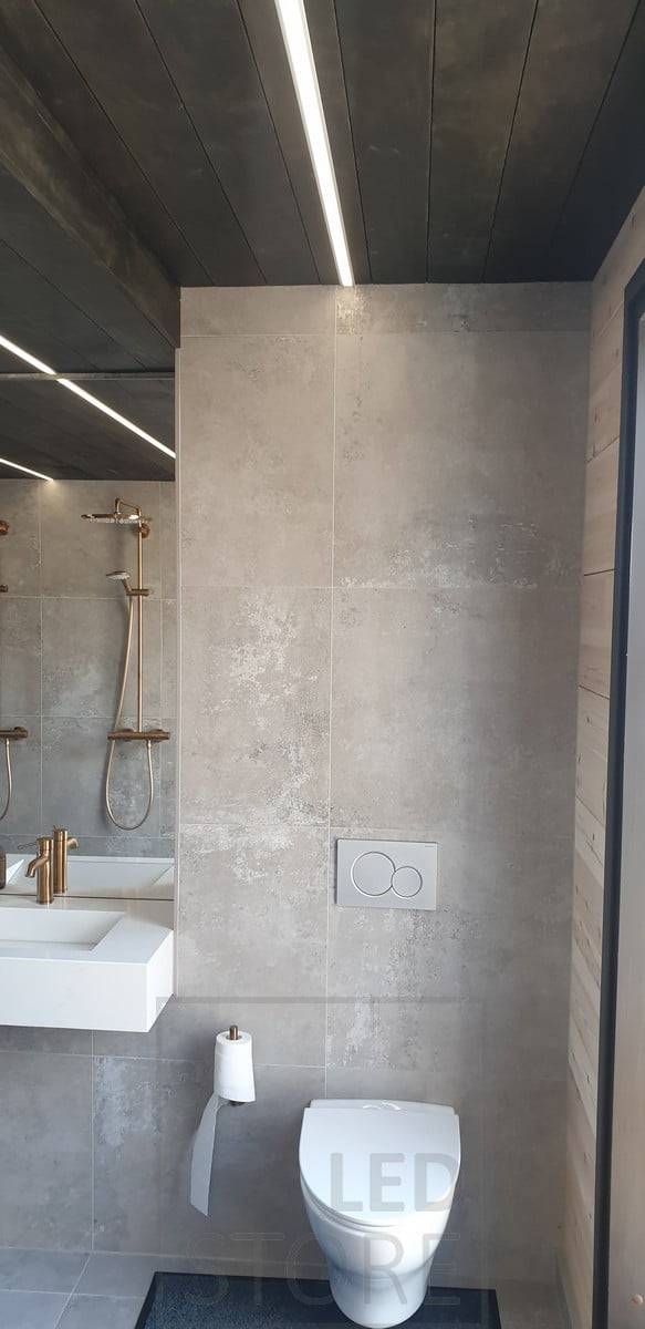Bande LED au plafond d'une salle d'eau pour l'éclairage général. Ledstore.fi