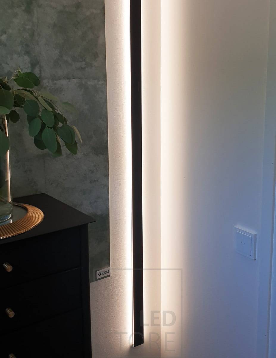 Profilé d'éclairage mural bidirectionnel avec bandes LED dans les deux sens. Ledstore.fi