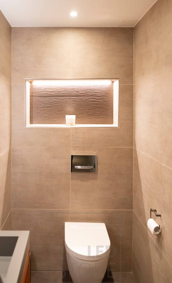 Etagère encastrée éclairée par une bande de LED, créant une belle et agréable lumière indirecte dans l'espace. Ledstore.fi