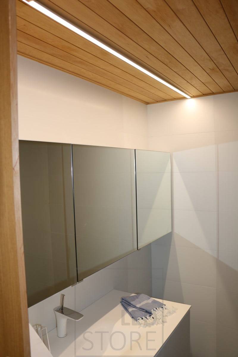 Bande LED sur le plafond de la salle de bain en profil bas. Ledstore.fi