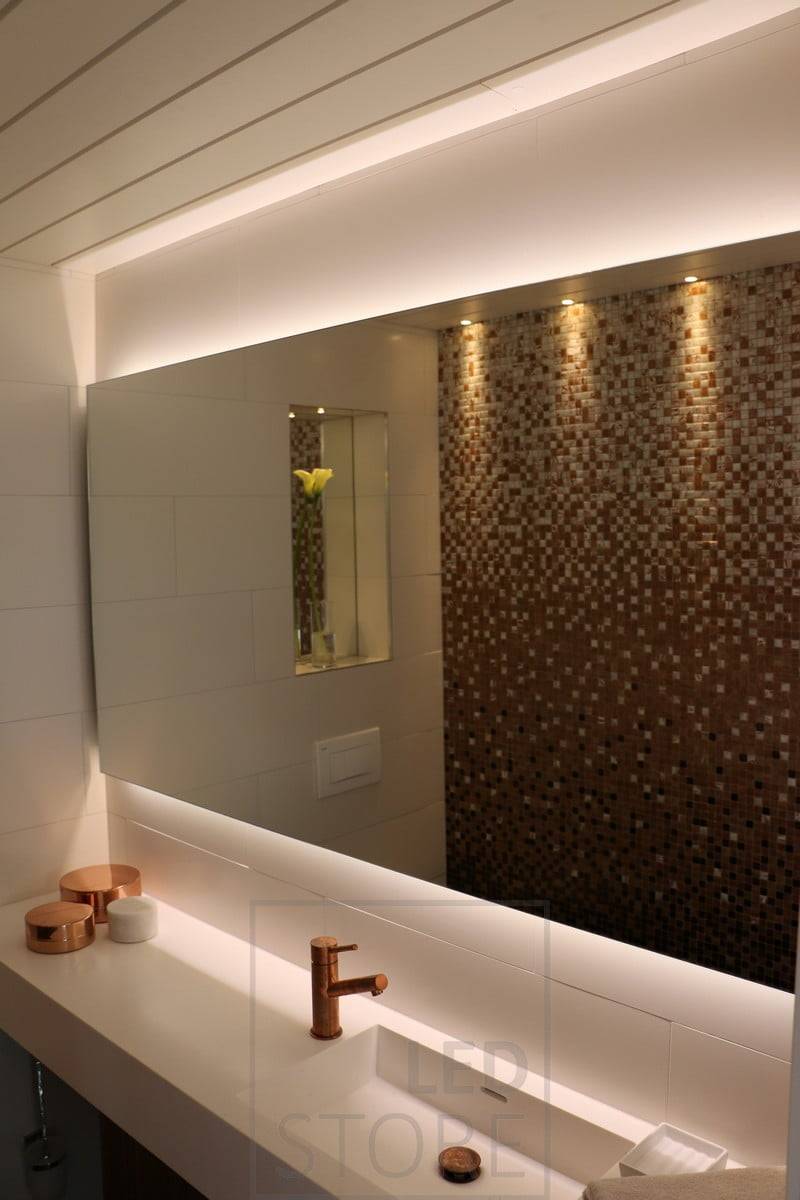 Derrière un grand miroir, des bandes LED éclairent indirectement. Ledstore.fi