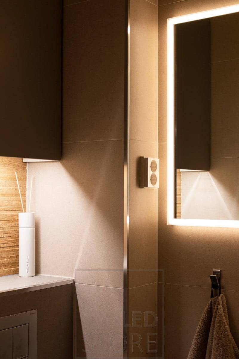 Miroir lumineux combiné à un éclairage indirect de l'étagère. Ledstore.fi