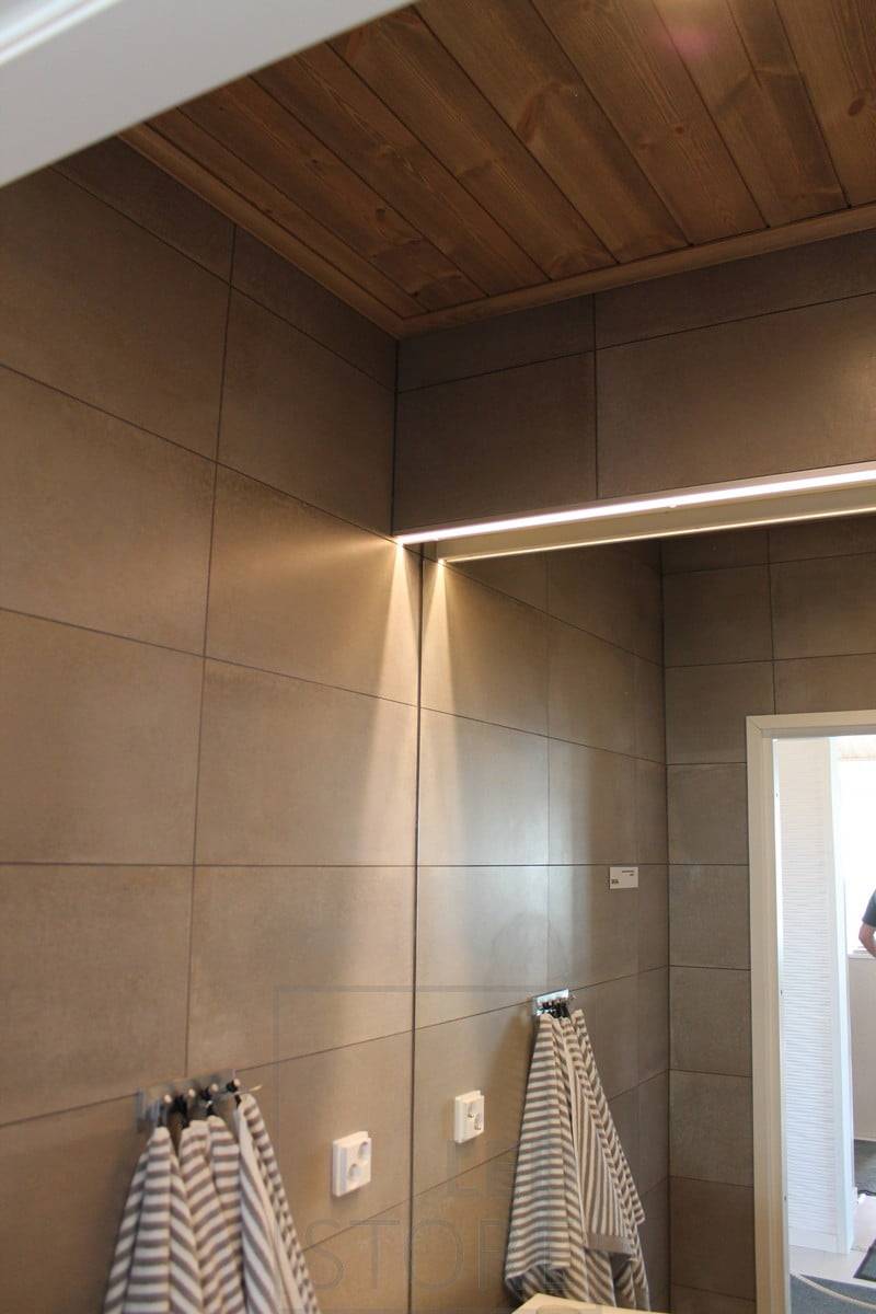 Miroir avec bande LED dans les toilettes. Ledstore.fi