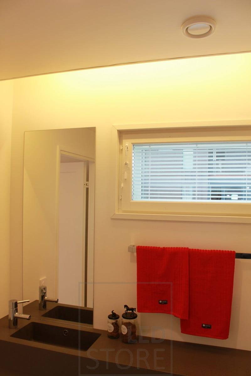 Bande LED entre le plafond et le mur pour un éclairage indirect. Ledstore.fi